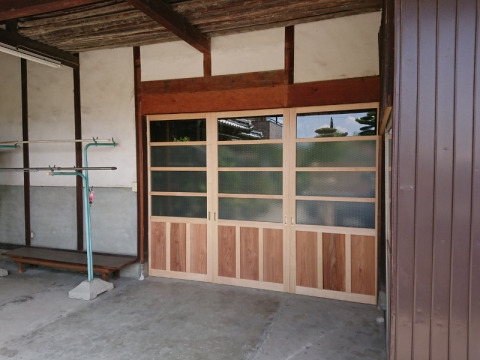 【坂出川津町店】納屋の入口の木製建具の取替え
